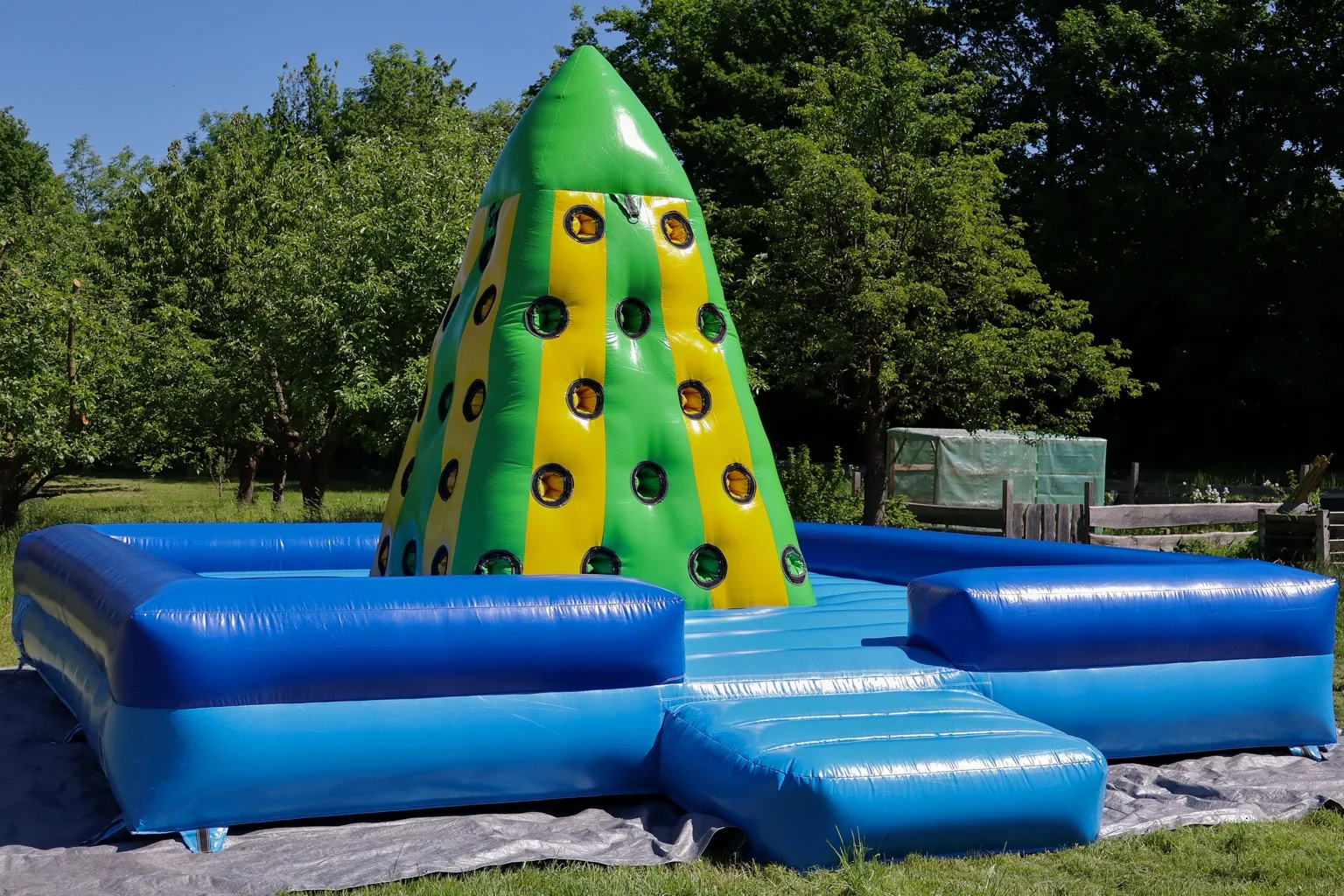 Kletterberg mit Sicherungsbereich für Kinder und Familienevents