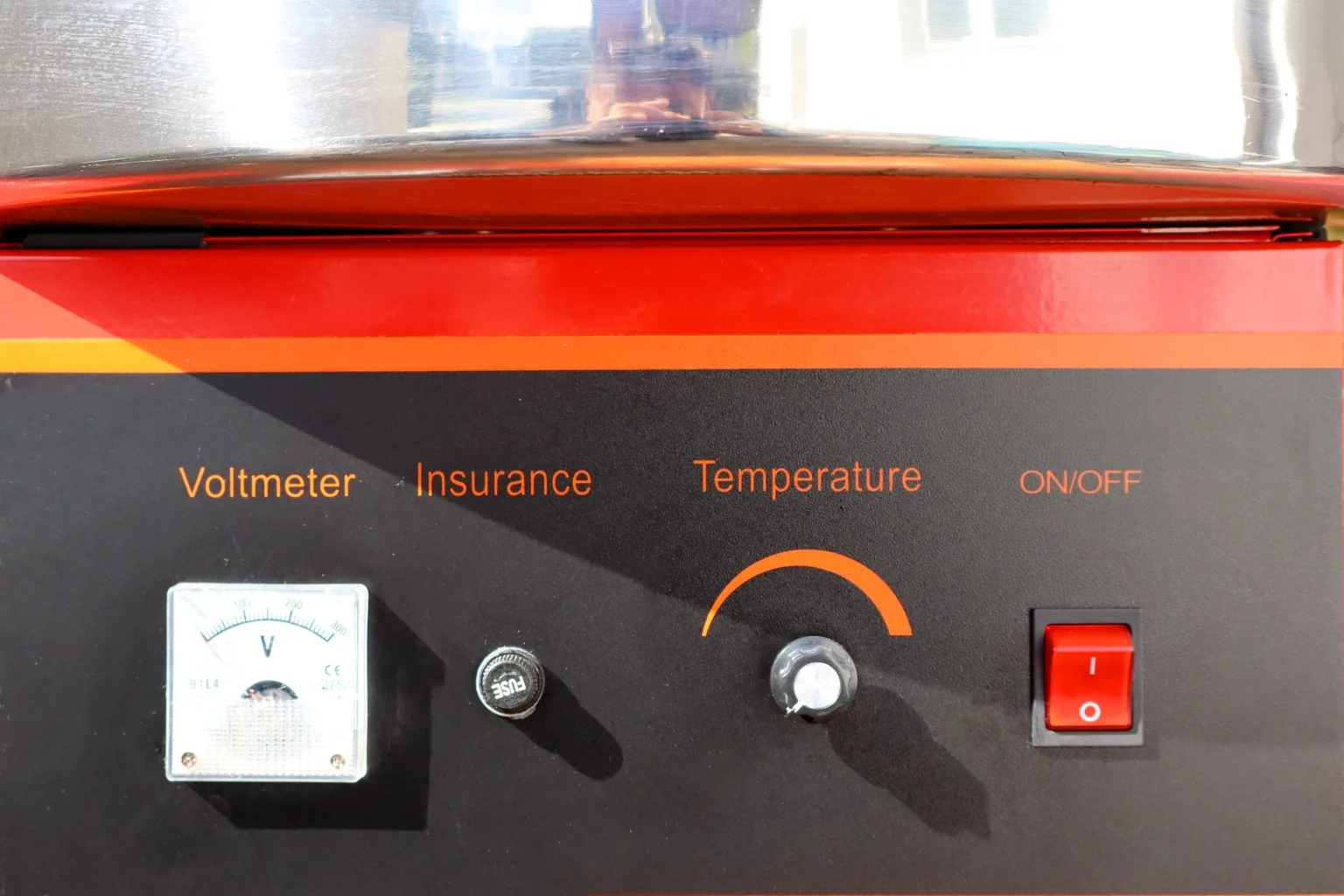 Rote Zuckerwattemaschine im Detail mit Edelstahl-Schüssel